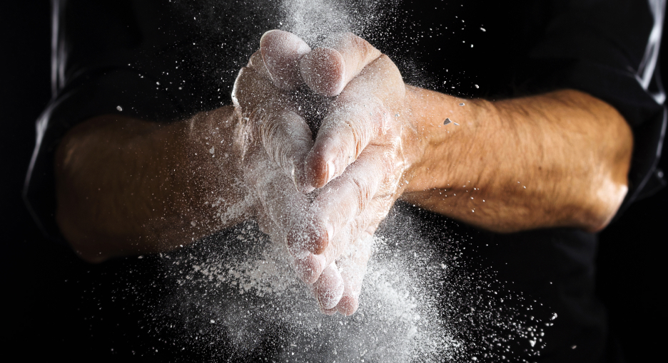 artisan avec les mains dans la farine